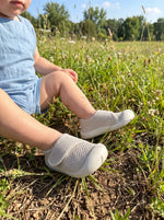 Kleinkind mit Babyloom Puschies Beige — flexible Barfußschuhe für erste Schritte
