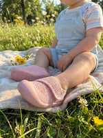 Kleinkind mit Babyloom Puschies Rosa Barfußschuhen im Freien