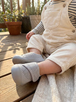 Babyloom Puschies Barfußschuhe Grau — Baby krabbelt im Garten mit flexiblen Lauflernschuhen